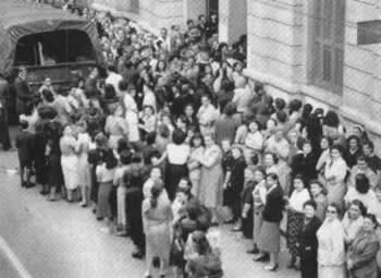 En Argentina, las mujeres votando