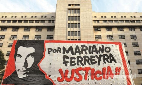 Mural de Mariano Ferreyra asesinado el 20 de octubre del 2010 en las vas del Ferrocarril Roca