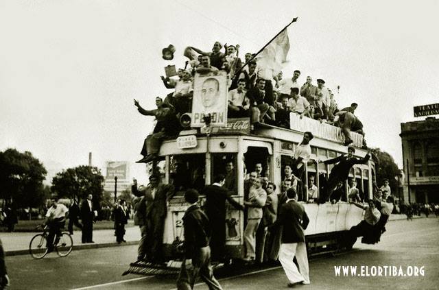 Tranvia repleto de simpatizantes 