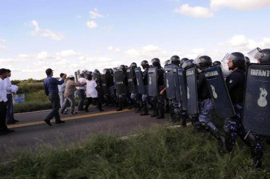 Se utilizan las fuerzas de seguridad para reprimir docentes...